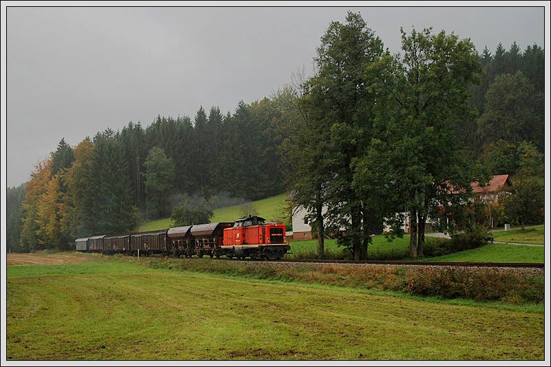 Fotozug mit 2048 018 der SLB auf der GEG Strecke zwischen Timelkam und Ampflwang am 4.10.2008, aufgenommen bei Kilometer 3,5.