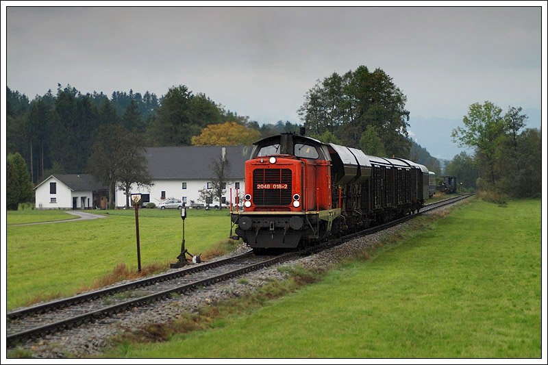 Fotozug mit 2048 018 der SLB auf der GEG Strecke zwischen Timelkam und Ampflwang am 4.10.2008 bei der Betriebsausweiche Puchkirchen.