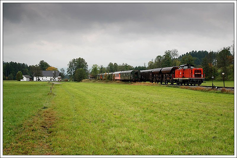 Fotozug mit 2048 018 der SLB auf der GEG Strecke zwischen Timelkam und Ampflwang am 4.10.2008 bei der Betriebsausweiche Puchkirchen.