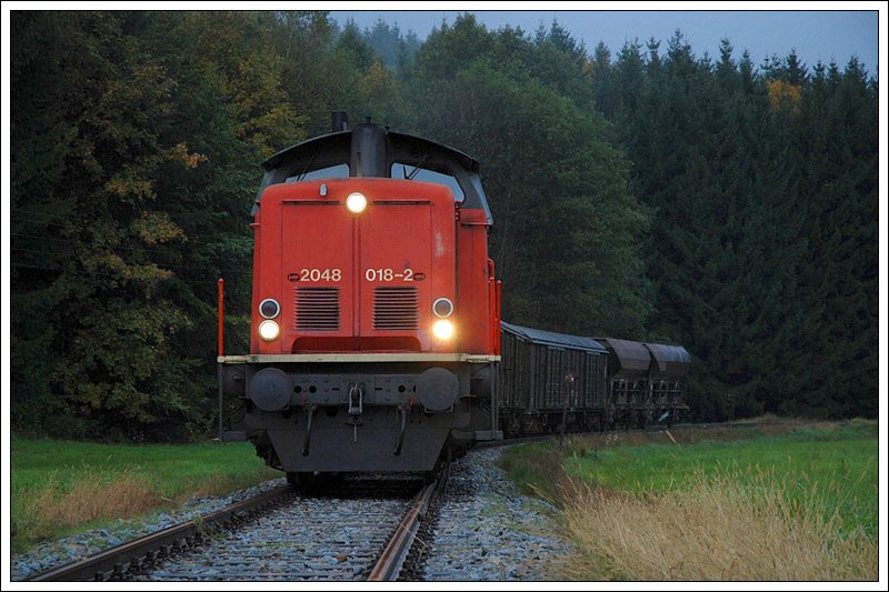 Fotozug mit noch in BB Design gehaltenen 2048 018 der SLB auf der GEG Strecke zwischen  Ampflwang und Timelkam am 4.10.2008 bei der Klranlage nchst Ampflwang aufgenommen.