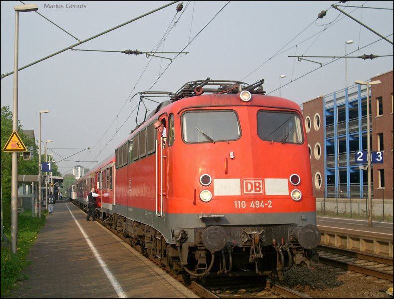 Fr die dauer Kritiker, jaaa es ist das letze mal. 110 494 mit dem RE11594  Wupper-Express  im Bahnhof Geilenkirchen 14.4.2009