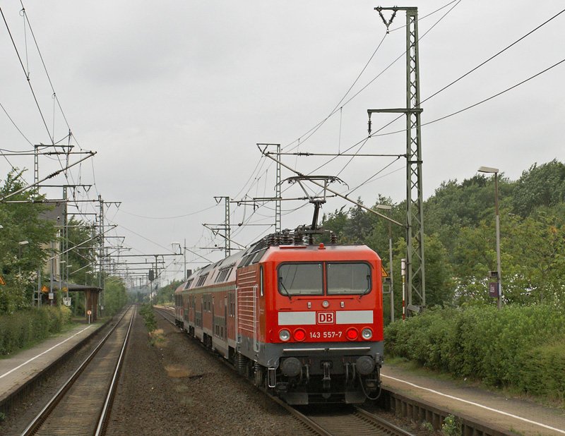 Fr schleswig-holsteinische Verhltnisse recht ungewhnliche Kombination aus exDR-Dostos und Wittenberger Kopf, geschoben von 143 557-7 am 29.06.2008 als RB nach Flensburg in Jbek.