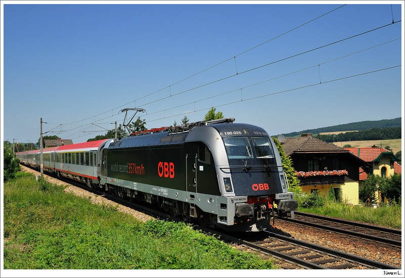 Fr uns im nordosten sterreichs ein sehr seltener Gast ist die 1216 025 (word record 357km/h), welche an diesem Tag einen kurzen Ausflug von Salzburg nach Wien unternahm; indem sie das Zugpaar OIC692/693 bespannte. Hofstatt, OIC692, 14.07.2009.