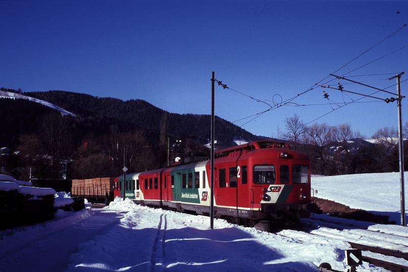 Fracht fr die Steiermrkischen Landesbahnen auf der Strecke Peggau/Deutschfeistritz - der ET14 steht startklar am Ladegleis in Guggenbach, 2.2.2006.