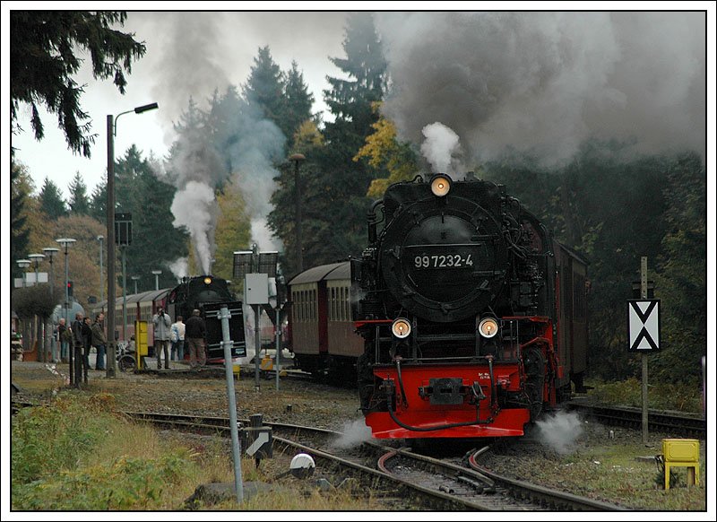 FRAGE: Nach welchen Anhaltspunkten richtet man dieses Foto aus? Naja, der Zug ist an dieser Stelle wirklich verdammt schief daher gekommen. Ich habe mich in dem Fall an der Lok im Hintergrund orientiert. 99 7232 nach dem St�rzen mit dem Zug 8920 von Nordhausen auf den Brocken bei der Ausfahrt am 9.10.2007 aus Drei Annen Hohne. 