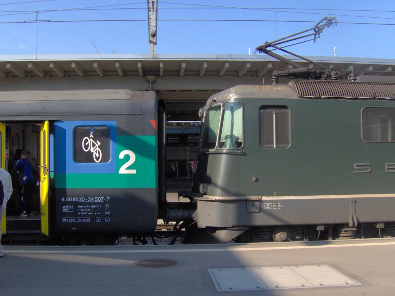  Fragmente  der Re 4/4 II 11159 und eines EW II in Zrich HB im Sommer 2005.