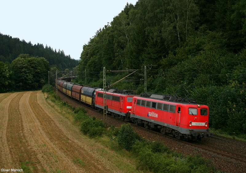 Frankenwald: 140 450, einziges Exemplar ihrer Baureihe mit  RAILION -Beschriftung, hilft einer 151 vor dem PKP-Kohlezug Horka - Anglberg. Aufnahme am 2. August 2007 vor Pressig-Rothenkirchen.