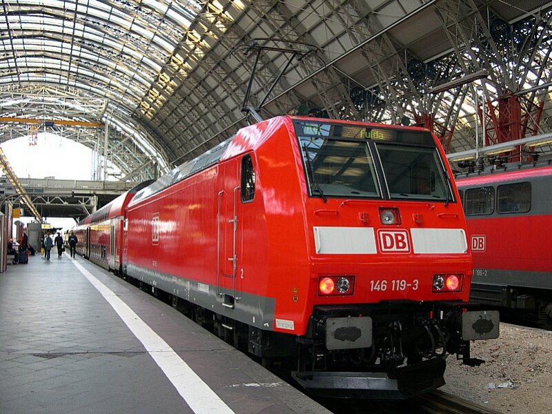 Frankfurt am Main 2005 - Als Weihnachtsgeschenk f�r Db Regio Hessen k�nnte man 146 119-3 bezeichnen. Am 06.01.2005 steht sie fabrikneu mit RE 4510 zur Abfahrt nach Fulda in Frankfurt am Main Hbf bereit.