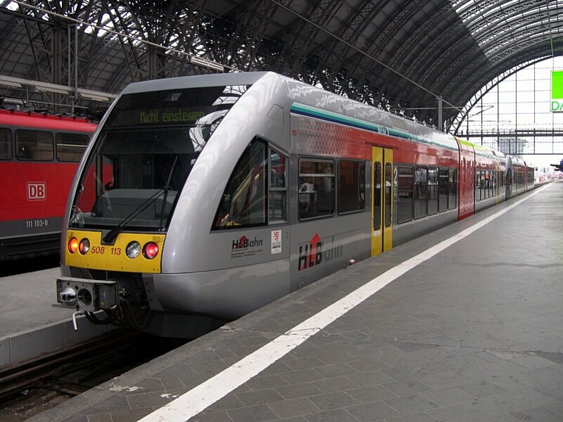 Frankfurt am Main 2006 - Die Zge der Hessischen Landesbahn sind in Frankfurt seit einigen jahren allgegenwrtig. Triebwagen 508 113 und 112 sind am 18.09.2006 aus Knigstein im Taunus in Frankfurt angekommen.