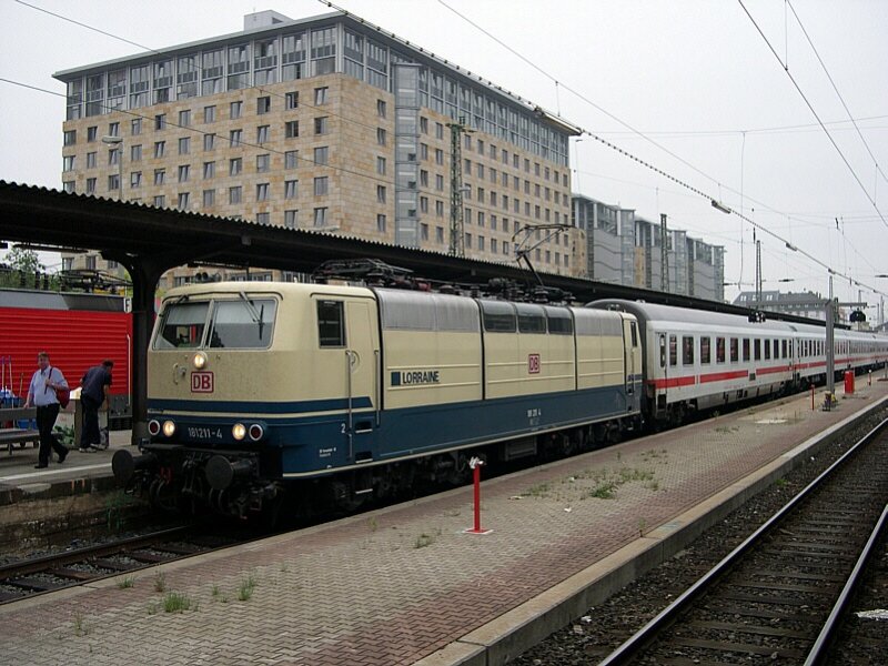 Frankfurt am main 2006 - Am 18.09.2006 konnte 181 211-4 im Hauptbahnhof von Frankfurt mit ihrem IC aus Saarbrcken abgelichtet werden.