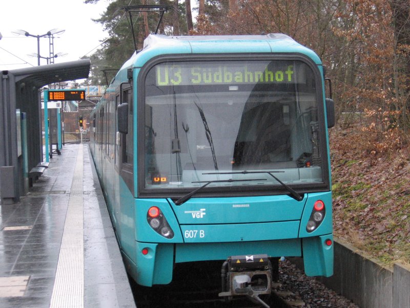 Frankfurt am Main U3 Endstation  Oberursel-Hohemark . Eine Doppeleinheit des neuen Modell U5 wartet auf die Rckfahrt nach  Frankfurt/M Sdbahnhof . 