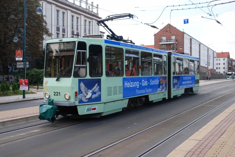 FRANKFURT (Oder), 23.09.2009, Straßenbahnlinie 4 in Richtung Lebuser Vorstadt in der Haltestelle Zentrum