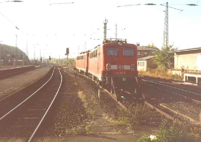 Frankfurter 141....
Die damals Frankfurter Knallfrsche 141 140 und 200 standen am 18.10.2003 in Kassel Hbf als Reserve.