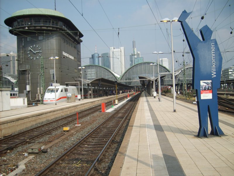 FRANKFURT(MAIN) HBF. Zu sehen ist das Stellwerk Frankfurt, ein ICE1, die Bahnhofshalle sowie die Skyline von Frankfurt.