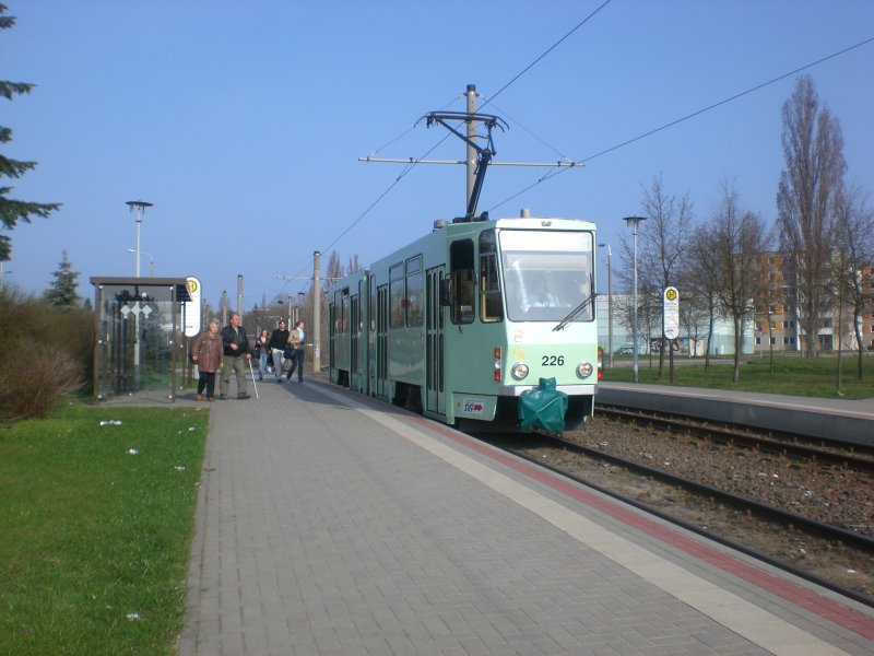 Frankfurt(Oder): Straenbahnlinie 1 nach Lebuser Vorstadt an der Haltestelle Neuberesinchen.