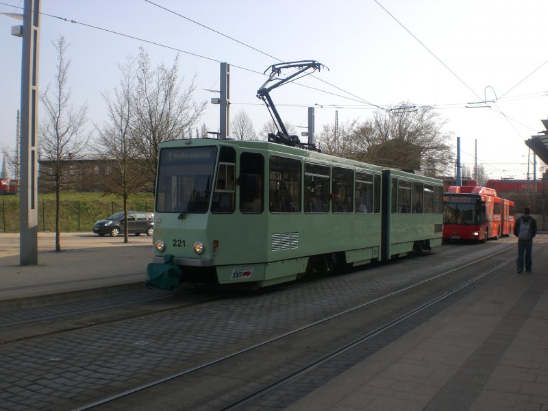Frankfurt(Oder): Straenbahnlinie 1 nach Neuberesinchen an der Haltestelle Dresdener Platz.