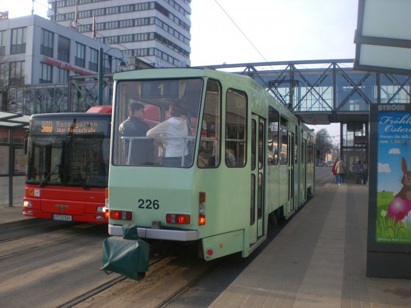 Frankfurt(Oder): Straenbahnlinie 1 nach Neuberesinchen an der Haltestelle Brunnenplatz.