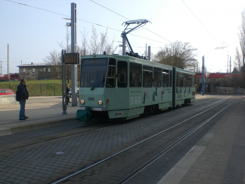 Frankfurt(Oder): Straenbahnlinie 4 nach Kopernikusstrae an der Haltestelle Dresdener Platz.