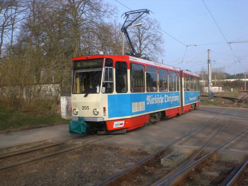 Frankfurt(Oder): Straenbahnlinie 4 nach Stadion an der Haltestelle Kopernikusstrae.