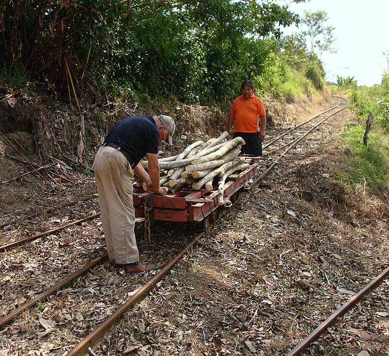 Franz Ulrich mit einem seiner Mitarbeiter am  rangieren von Hand , auf der selbst gebauten Strecke in  Los Heroes , Costa Rica. 02. April 2009 (Sylvia).