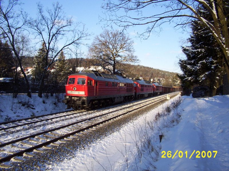 Frei Loks der Baureihe 232 sind am 26.1.2007 bei Ludwigshhe mit einem Gterzug unterwegs.