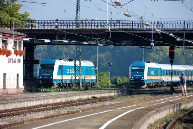 Frei nach einer Automobil-Werbung... haben sie die Frau mit dem Geparden gesehen? ... Hier: die blonde Frau im Stellwerk? ... entdeckt? Tf von 223 071 grt seinen Kollegen an Bord von 223 063, das ganze vom Stellwerk aus beobachtet... und Kollege Herbert, kurz nach dem er Bild 219 972 auf Chip bannen konnte, er einen zweiten, dritten Nachschu zur Sicherheit ttigte. (Lindau, 30. August 2008)