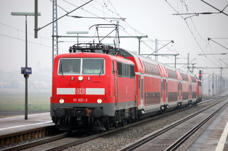 Frei nach einem Schnellrestaurant eine neue Kreation: Das  Double-Big-Red-Sandwich . Vorne und hinten ne  111 , dazwischen knackig rote  Doppelstcker ...fertig ist RE 4166 auf seinem Weg nach Ulm, kurz vor seinem Halt in Burgau (Schwaben).