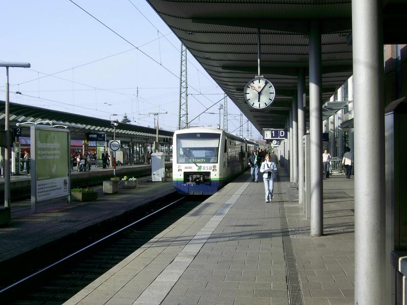 Freiburg Hbf Gleis 1 - es steht bereit Breisgau S-Bahn nach Elzach (ber Denzlingen, Waldkirch)