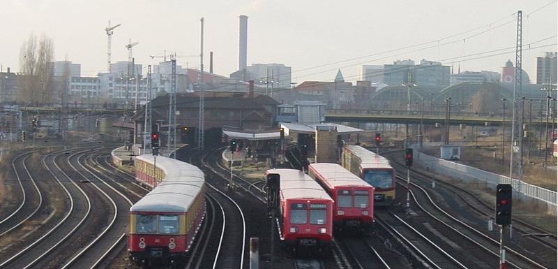 Freitag 8. Februar 2002 15:50 Uhr 
Br 477, 485 & 481 treffen sich im Bahnhof Warschauer Strae