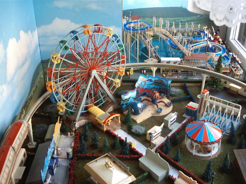 Freizeit-Park mit Wildwasserbahn im Fenster