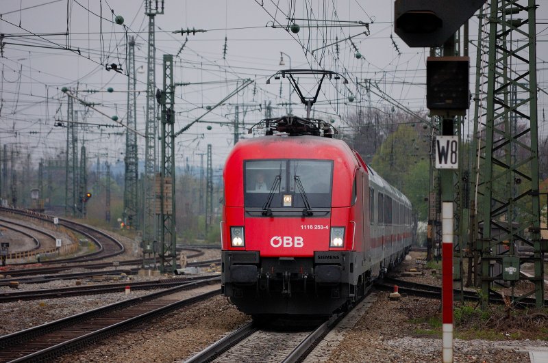 Fremdarbeiter:  Taurssel  1116 253-4 macht sich vor einem deutschen Intercity ntzlich. Aufgenommen in Mnchen-Pasing. Mai 2008.