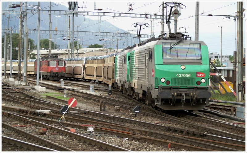 FRET 437056 und eine Schwesterlok verlassen gemeinsam mit einem langen Autozug (aus Tschechien)den Grenzbahnhof Buchs SG Richtung RB Basel und Mulhouse. (10.07.2007)
