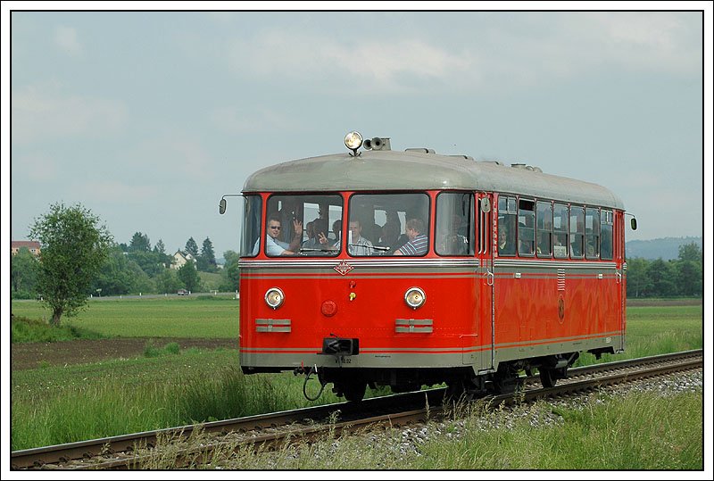 Freundlich grssende Zugmannschaft des VT 10.02, der am 12.5.2007 als SPz 8509 von Graz nach Deutschlandsberg unterwegs war. Die Aufnahme entstand zw. Gro St. Florian und Frauental a.d. Lassnitz.