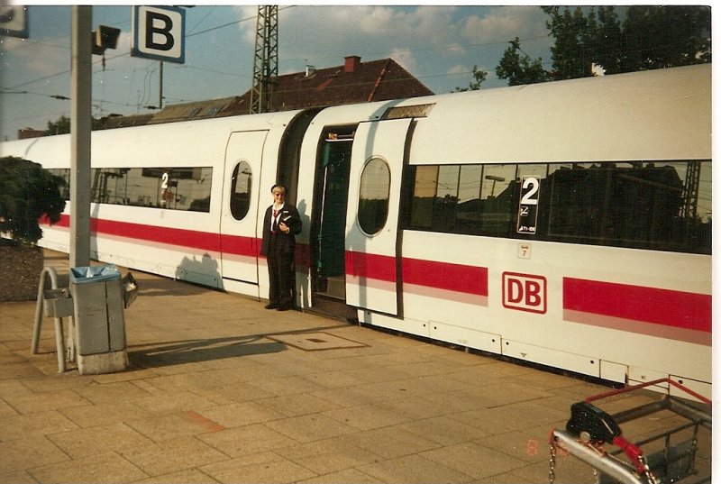 Freundliche ICE-Zugchefin am 16.August 1996 in Hamburg Altona.