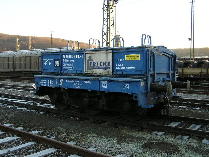 Fricke Eichfahrzeug 60 80 092 3 905-4 am 20.12.2004 im Saarbr�cker Rbf
