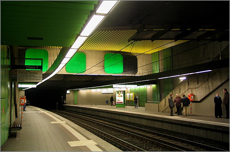 Friedrichsbau (Börse) U9, U14, (U11, 23) - 

Die Haltestelle zeigt viel Sichtbeton, das durch künstlerisch gestaltete Elemente aufgelockert wird. Die Bahnen halten an dem im Bild sichtbaren Bahnsteigende. 

08.02.2005 (M)