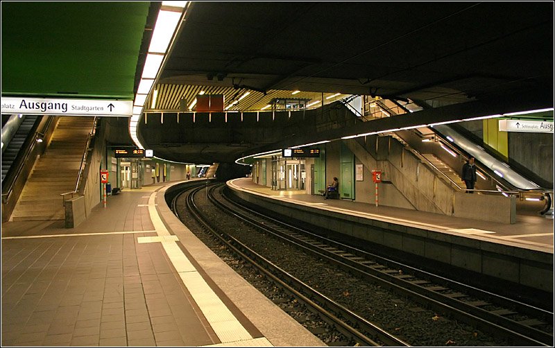 Friedrichsbau (Börse) U9, U14 (U11) - 

Zeitgleich mit der Haltestelle am Hauptbahnhof ging diese Station 1976 in Betrieb. Im Bereich der beiden Zugänge ist die Bahnsteighalle nach oben hin hallenartig erweitert. Die Bahnsteiglänge würde für Drei-Wagen-Züge ausreichen. In der Regel fahren Einfach-Traktionen, die dann in der langen Haltestelle etwas verloren wirken. Nur die U11 fährt hier gelegentlich in Doppeltraktion. 2006 wurden Aufzüge nachgerüstet. Da es keine Tiefbahnsteig mehr gibt, kann die Oldtimerlinie 23 hier nicht anhalten. 

08.02.2005 ()