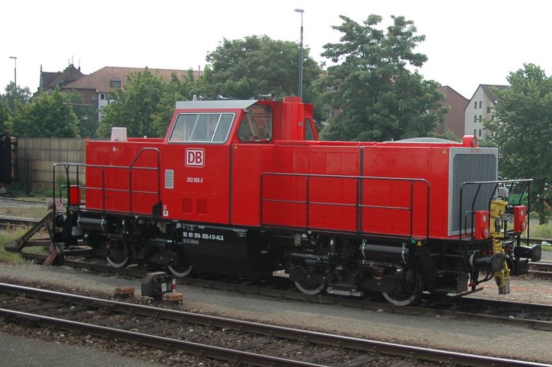 Frisch aufgearbeitet mit neuem Motor und Lackierung prsentiert sich 262 005 im Vorfeld des Nrnberger Hbf. Aufgenommen aus einem fahrendem Zug am 11.06.08