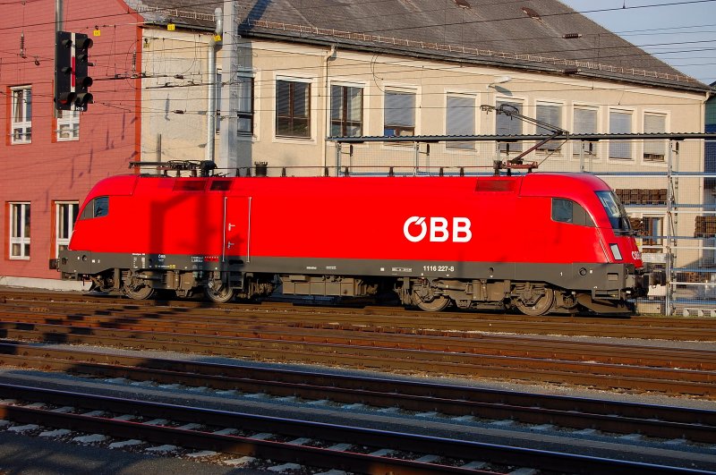 Frisch aus der Waschstrasse der Traktion Linz pr�sentiert sich 1116 227-8. Hey Mr. Mehdorn...nehme er sich mal ein Beispiel daran... so sauber k�nnen Loks sein!!!