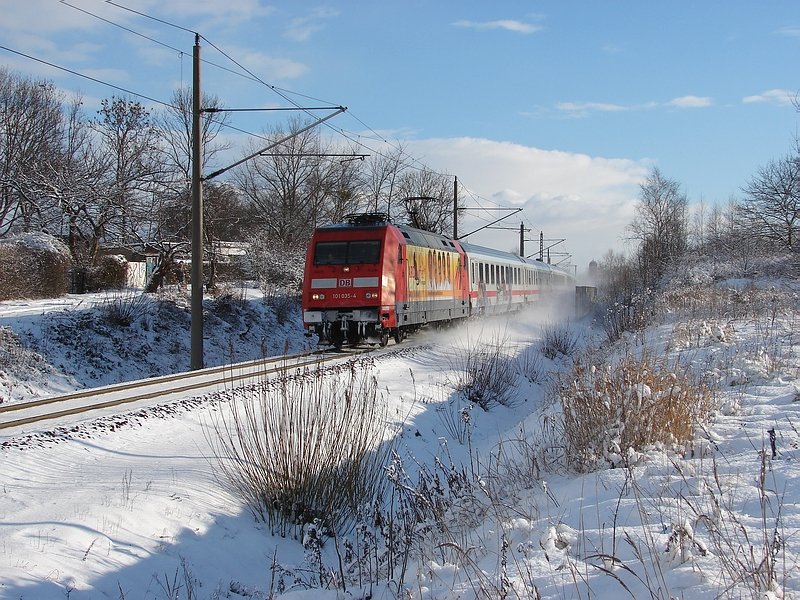 Frisch beklebt mit der ARD-Buffet Werbung donnert 101 035 mit ihrem IC aus Stralsund nach Karlsruhe. Hier kurz vor passieren des Hp Grnhufe am 17.02.09.
