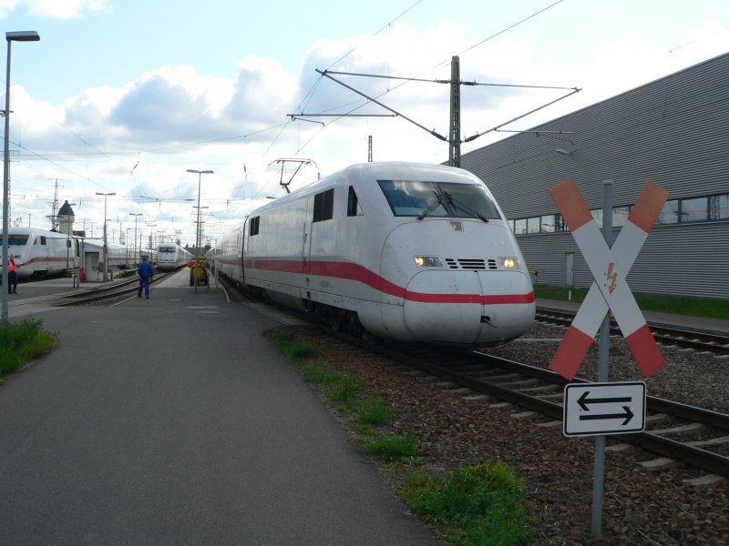 Frisch gereinigt macht der Zug das Gleis frei. 13.9.2008, Berlin-Rummelsburg