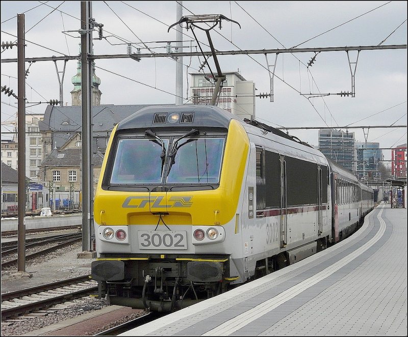 Frisch gewaschen fhrt E-Lok 3002 mit ihren belgischen Wagen zum Abstellplatz. 24.02.09 (Jeanny)