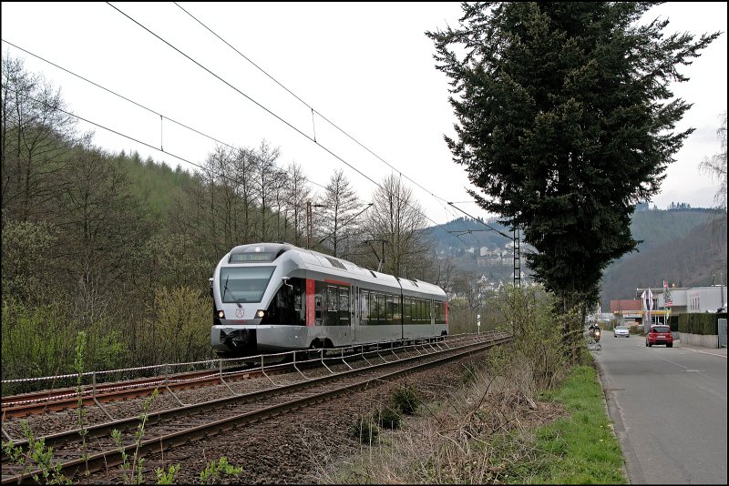 Frisch gewaschen, strahlt der ET22006 wieder: Zwischen Werdohl und Plettenberg ist er am 21.04.2008 als ABR99734, (RB91  Ruhr-Sieg-Bahn ) nach Siegen unterwegs.
