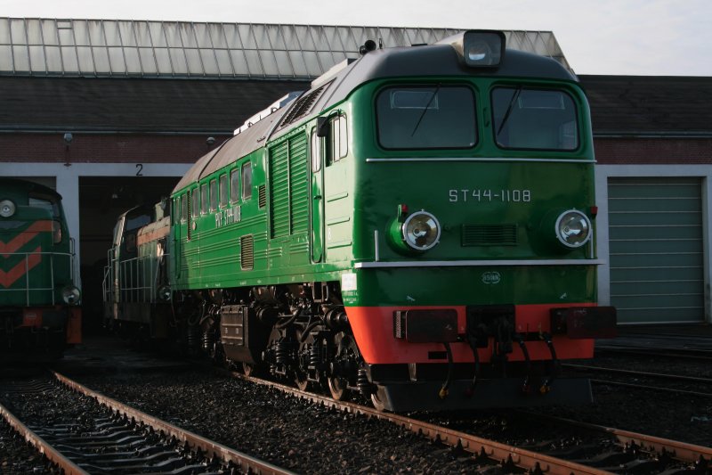 Frisch Hauptunterucht glnzt die ST44-1108 im Depot Chojnice der Wintersonne entgegen.30.12.2006
