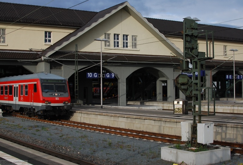 Frisch herausgeputzter Hauptbahnhof Darmstadt. Die charakteristische Brcke ber den Gleisen, heute genutzt als Fahrradparkhaus. (Oktober 2009)