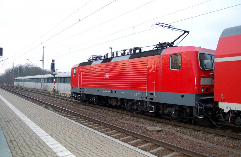 Frisch lackiert steht 143 180 im Bahnhof Burgkemnitz. W�hrend sich die Lok einen makellosen Zustand befindet war der Wagenpark Graffityverschmiert.