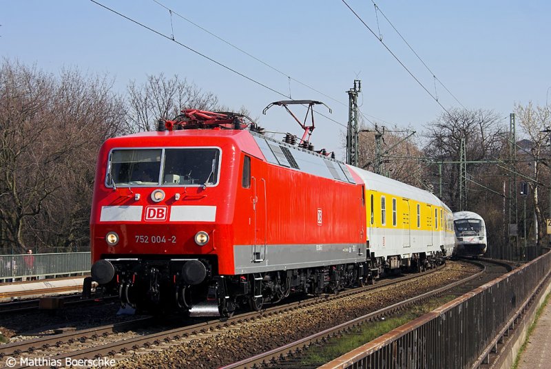 Frisch lackiert war sie zu dem Zeitpunkt.752 004-2 ab der Lombardsbrcke am 26.03.07.