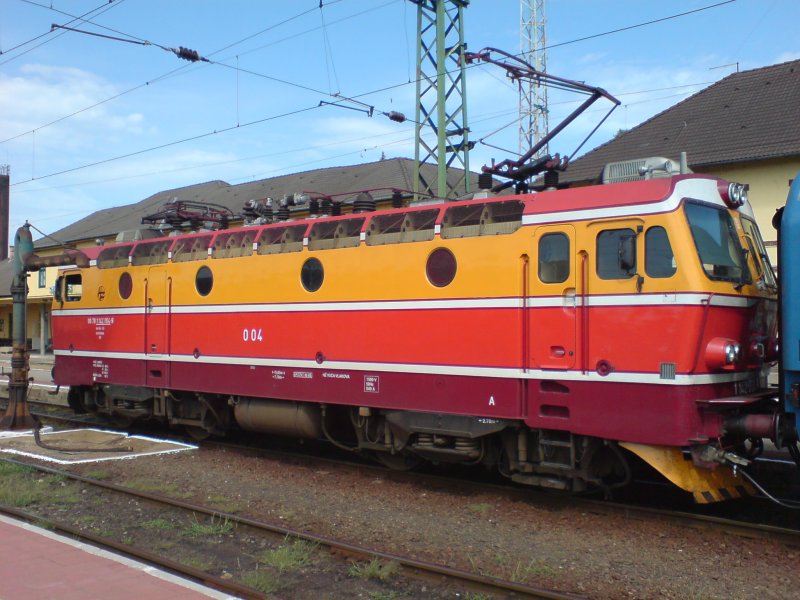 Frisch lackierte 1142.004 im ungarischen Grenzbahnhof Gyekenyes.Etwas Romantik bringt der WASSERKRAN ins Bild.18.8.09 