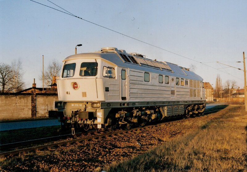 Frisch umlackiert pr�sentiert sich die W232.10 im AW Cottbus der Wintersonne.
Sie sollte f�r die KEG fahren.18.12.03