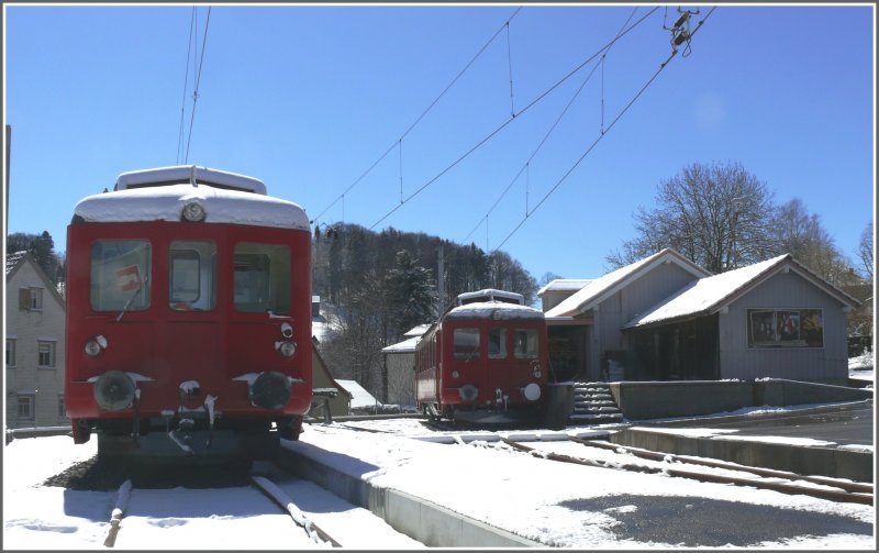 Frisch verzuckert die beiden Reservetriebwagen ABDeh 2/4 23 und 24 neben dem Gterschuppen in Heiden. (07.04.2008)